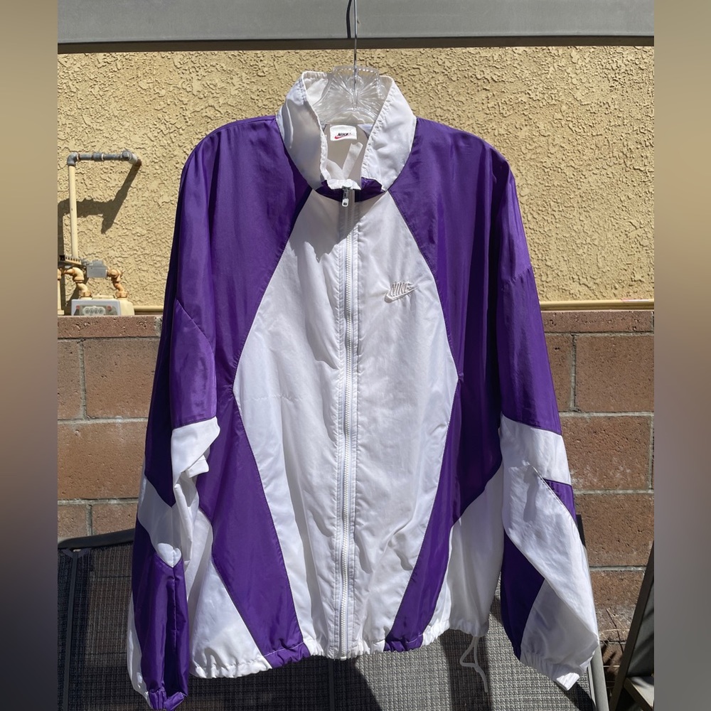 Men’s Vintage Nylon Nike Windbreaker Size XL.